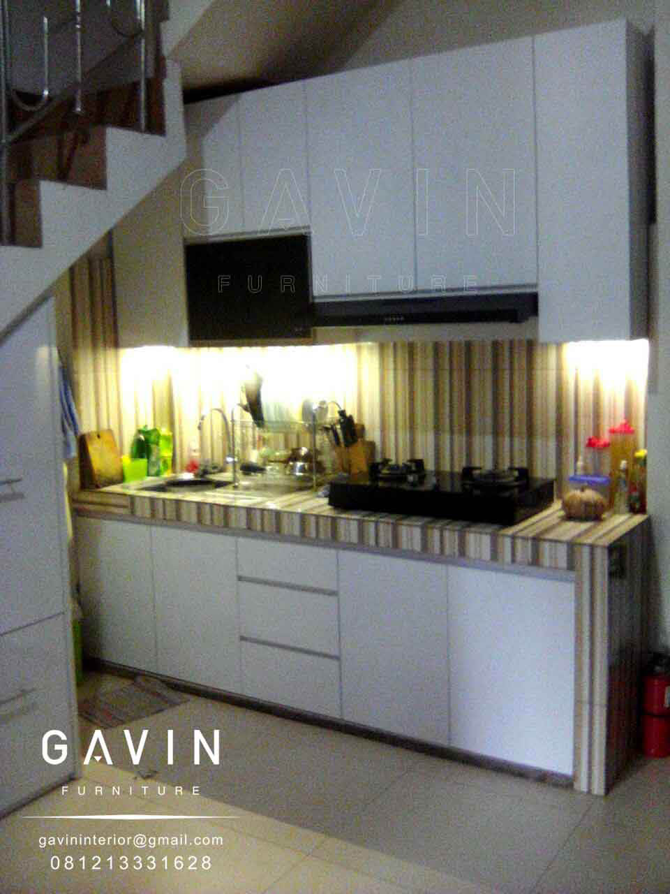  desain  kitchen set bawah  tangga  Kitchen set minimalis  