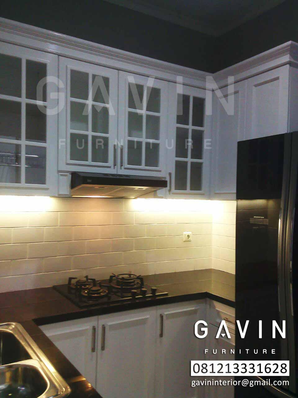 pembuatan lemari dapur klasik warna putih Kitchen set 