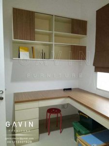 desain interior meja kerja home office dengan kabinet buku Q2650
