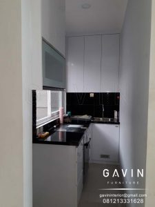 contoh kitchen set dapur sempit putih glossy di Bintaro Q3064
